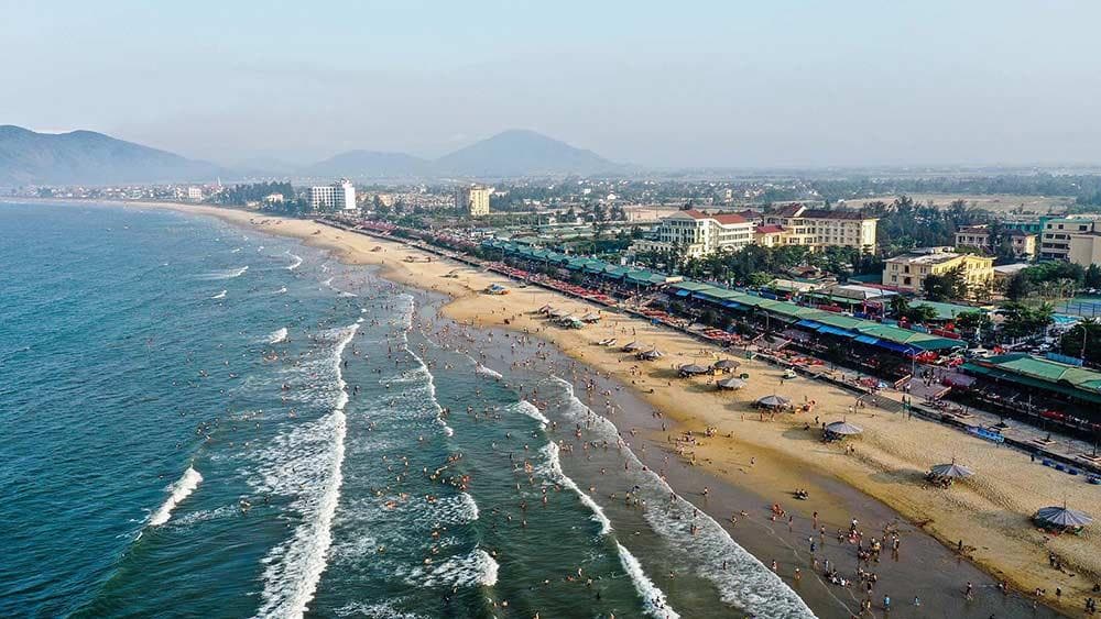 Biển Thiên Cầm Hà Tĩnh là sự kết hợp hài hòa giữa biển, núi, rừng.